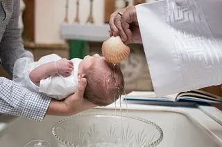 Baby bei Taufe.