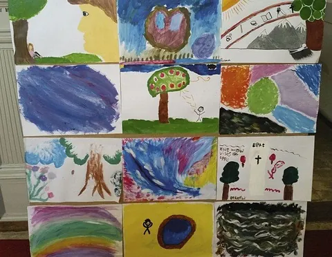 Collage von Kinderzeichnungen.