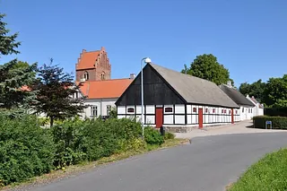 Reetgedecktes Haus mit Kiesweg.